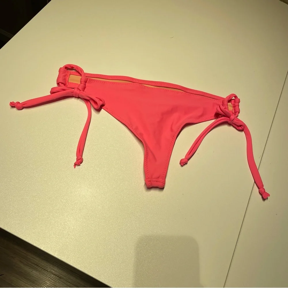 Two thong bikini bottoms - Picture 6 of 6